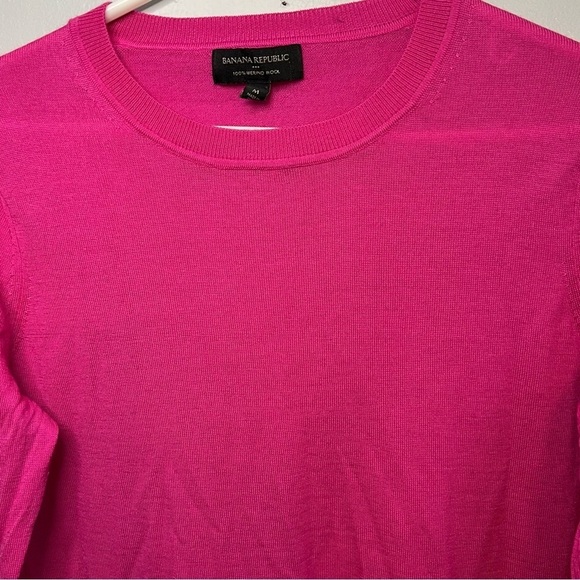 Banana Republic Merino Wool Crew Neck Sweater Pink Barbie Sz M Lightweight - Picture 2 of 8
